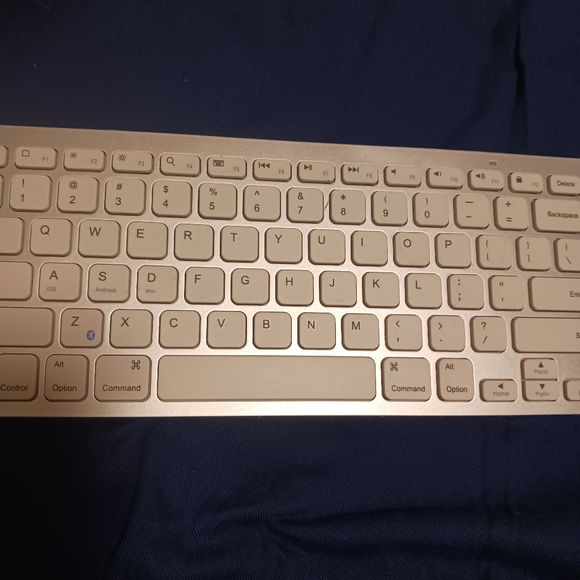 ANKER ultra compact Bluetooth keyboard  modelA7726 - Picture 3 of 3